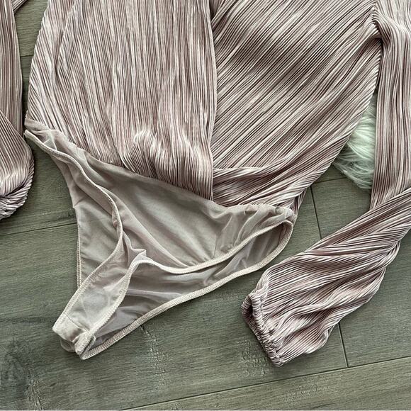 New Revolve ASTR the Label Deep Pleat Mauve Faux Wrap Bodysuit XS - Picture 5 of 8